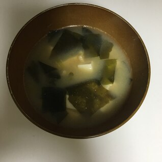 豆腐とわかめの味噌汁